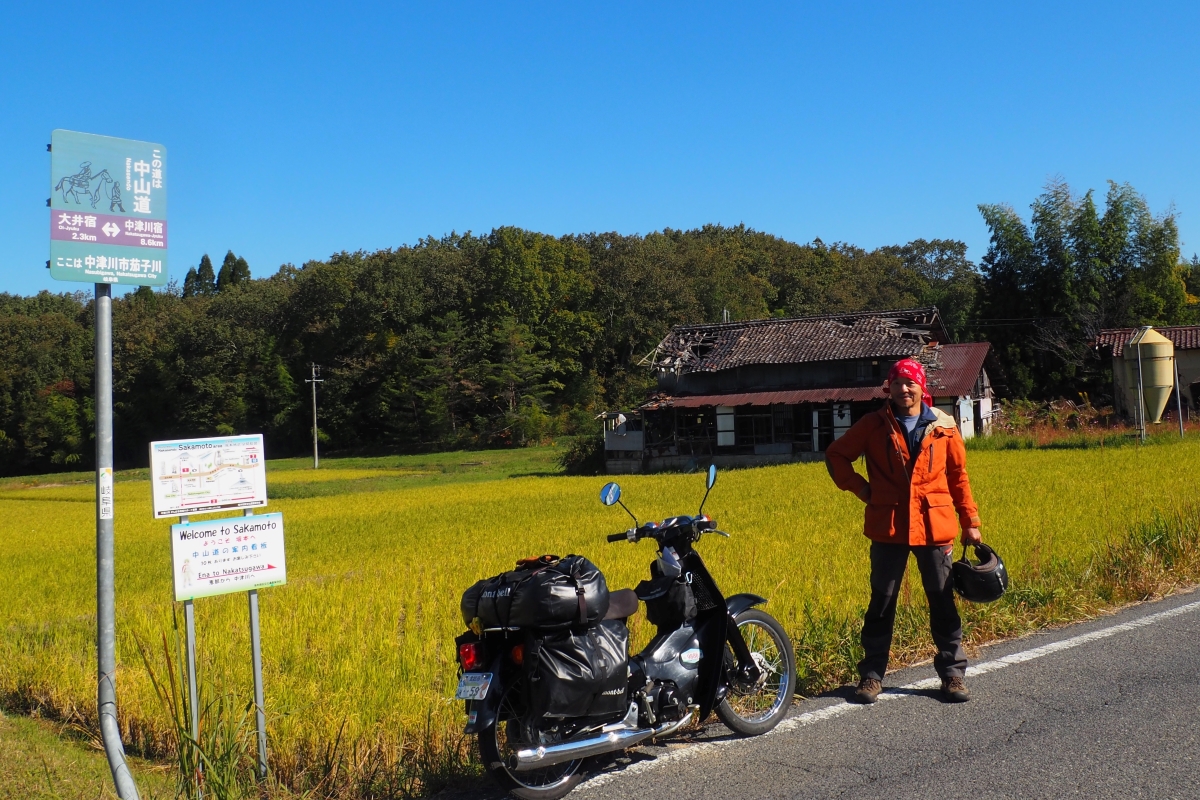 スーパーカブで旅をするシェルパ斉藤