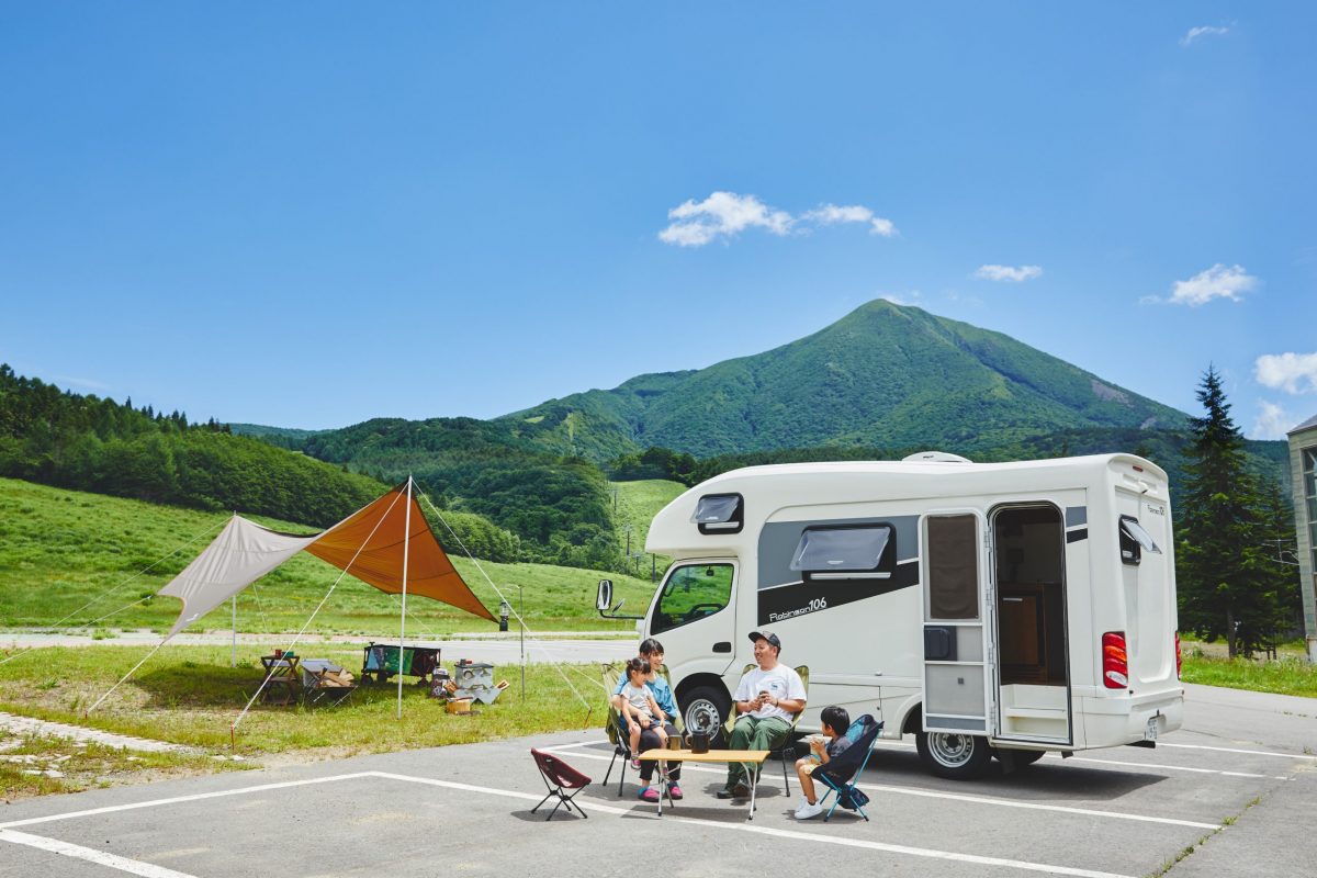 駐車場に止めたキャンピングカー