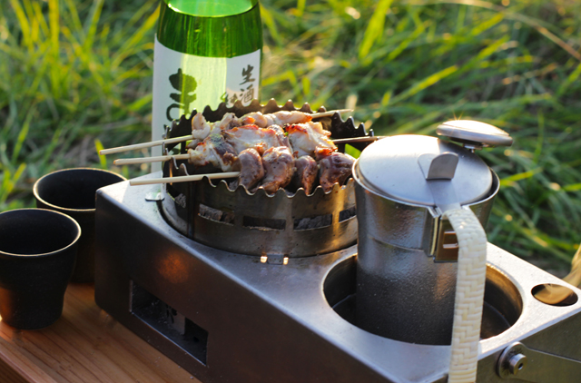 屋外で焼き鳥と熱燗