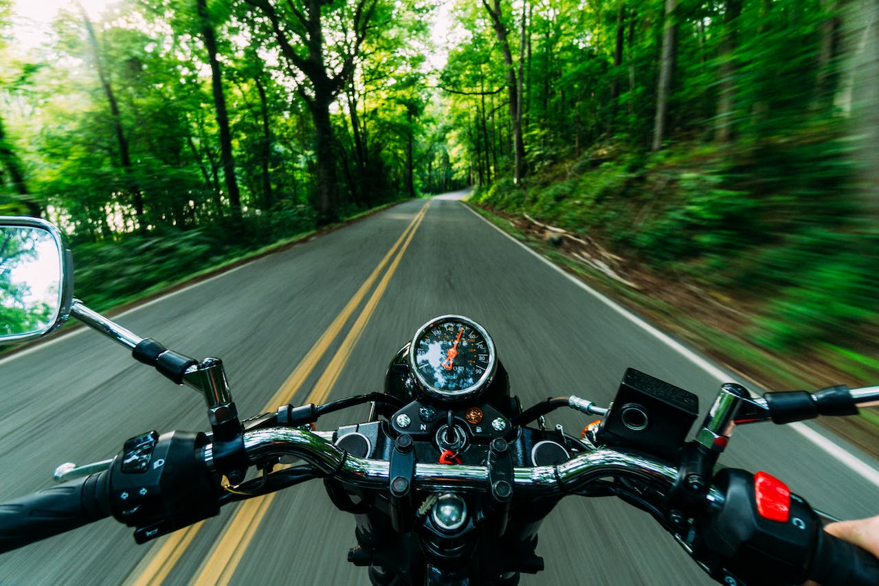 バイクに乗って山道を走る様子