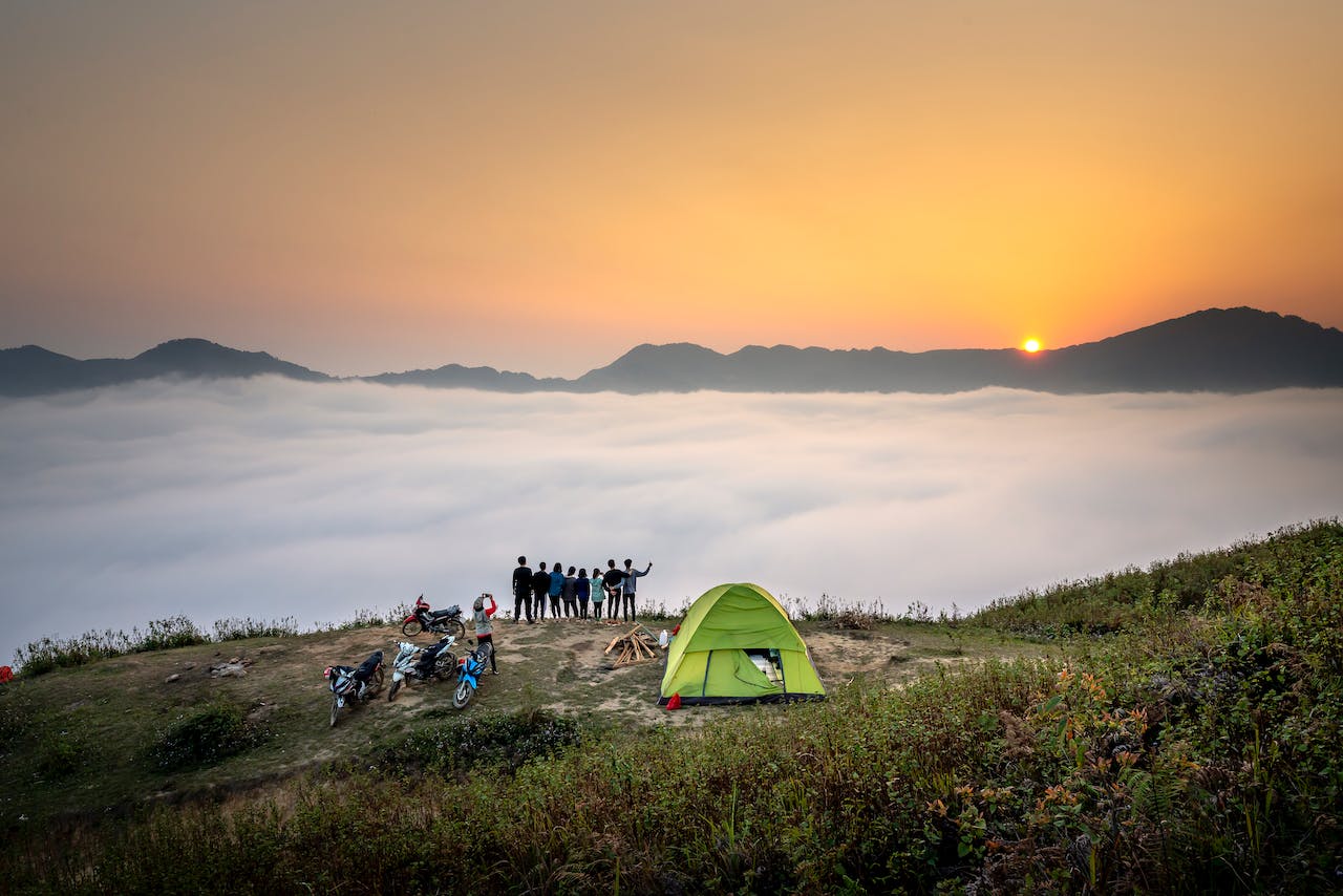 山の山頂で朝日を見ている様子