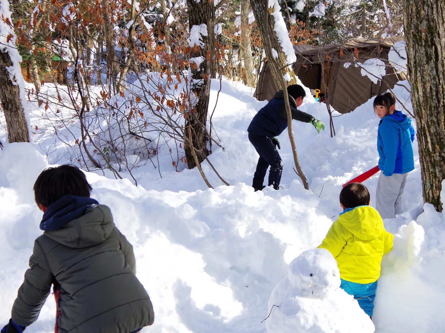 雪山で遊ぶ子どもたち