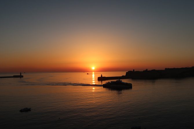 動いているのは太陽と船だけ。18世紀に建てられた要塞がある、マルタ共和国、マノエル島からの眺め。