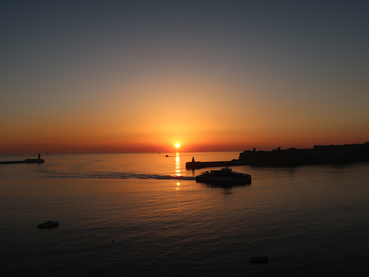 動いているのは太陽と船だけ。18世紀に建てられた要塞がある、マルタ共和国、マノエル島からの眺め。