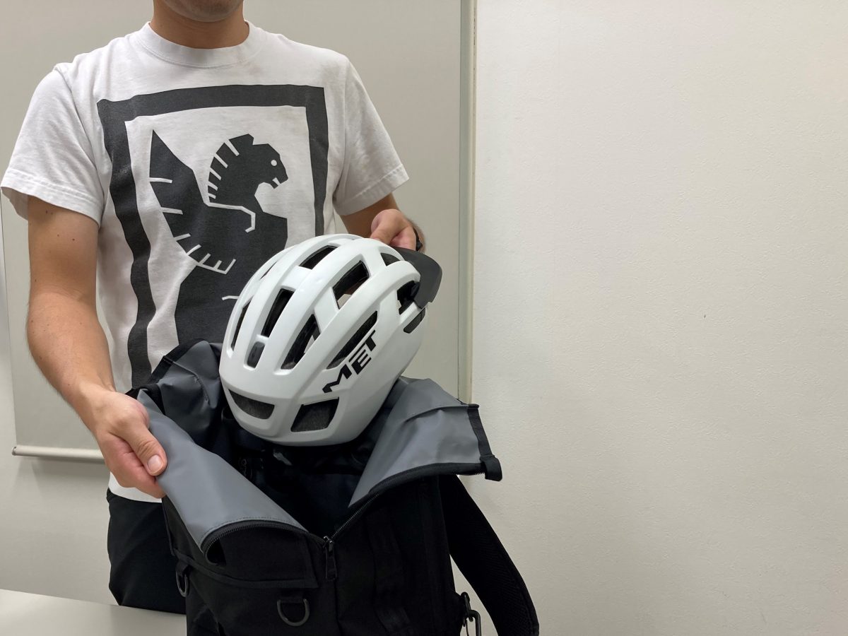 ヘルメットを出し入れしやすい大きさに。