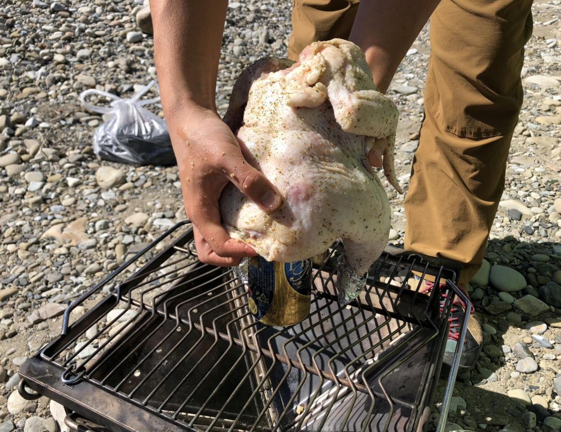 丸鶏をビール缶にセットして焼く様子