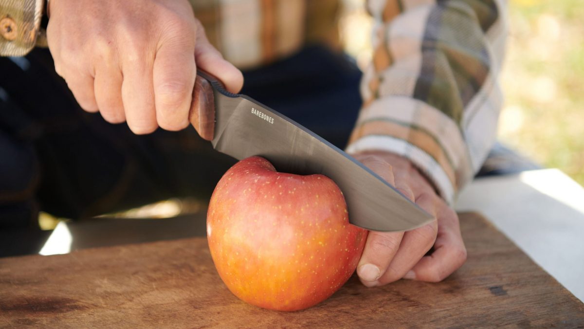 リンゴを切る