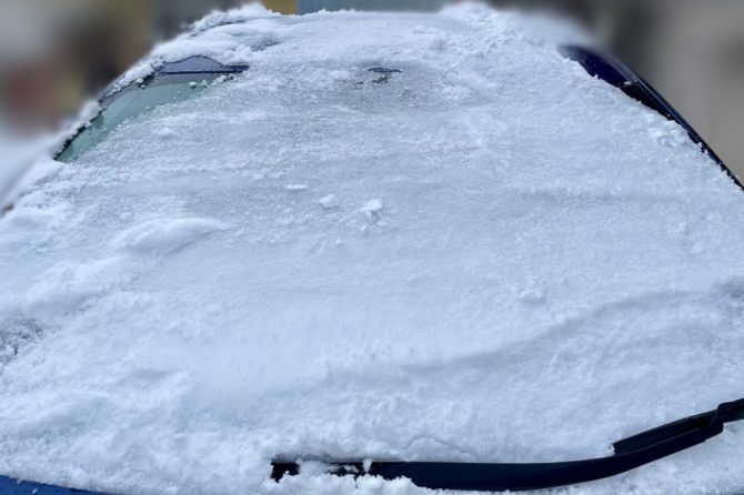 積雪と凍結したフロントガラス