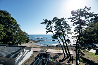 KAWAZU BEACH HOUSE BLUEMOONから海を臨む