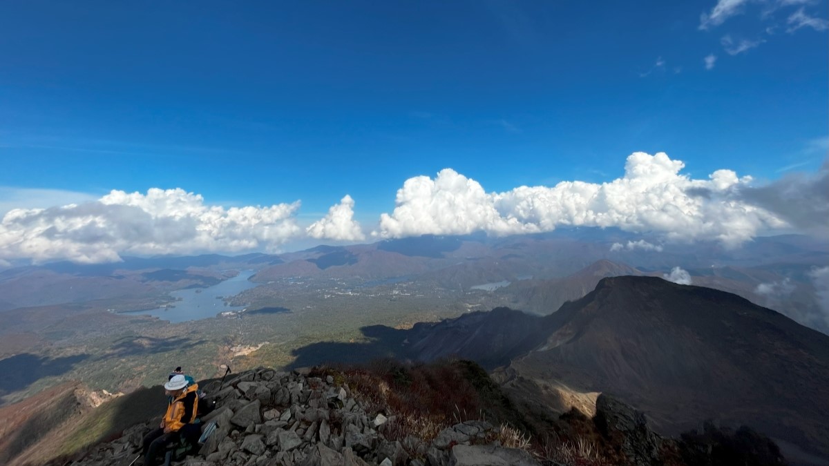 磐梯山山頂の景色を広角レンズで捉えた写真