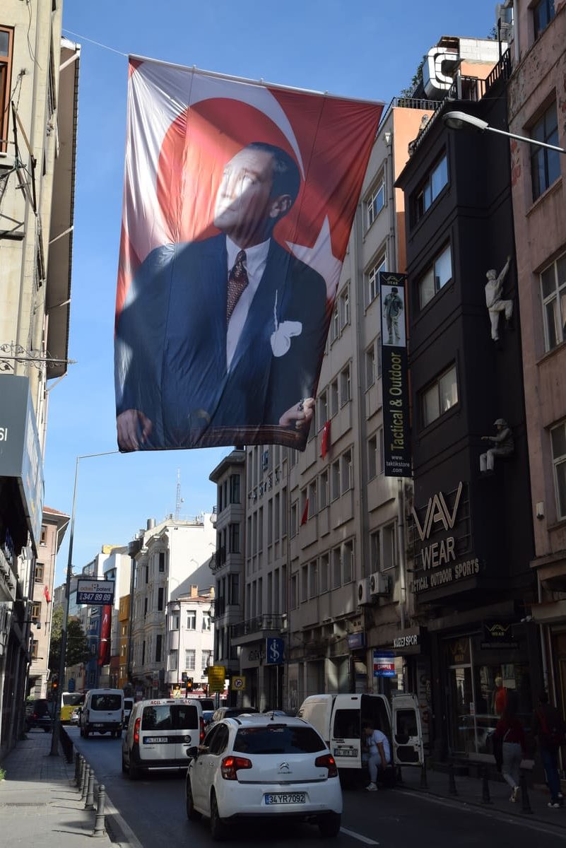 トルコの街中に吊るされたアタチュルク肖像