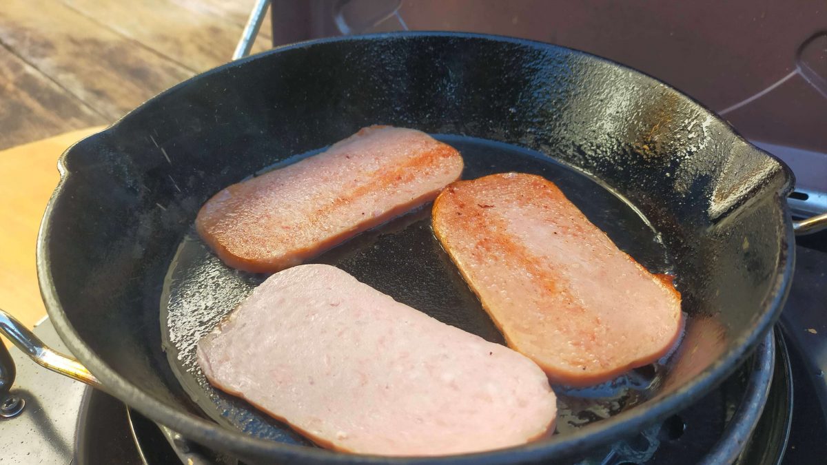 スパムをスキレットで焼いている様子。