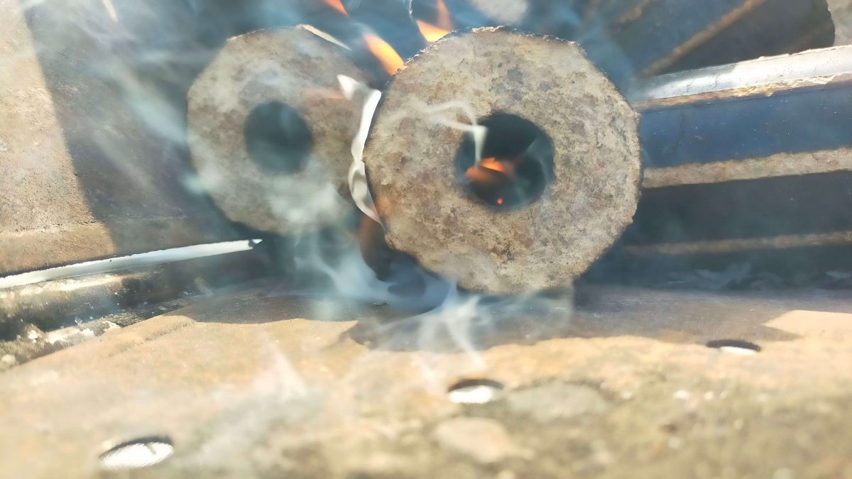 モミガライトの穴の中に火が広がっているのがわかる。