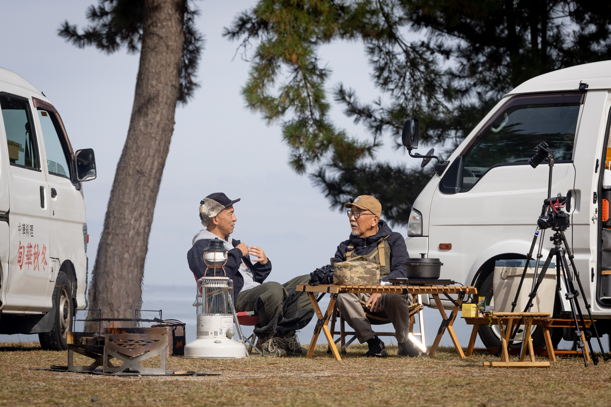 琵琶湖畔のキャンプ場で対談する様子
