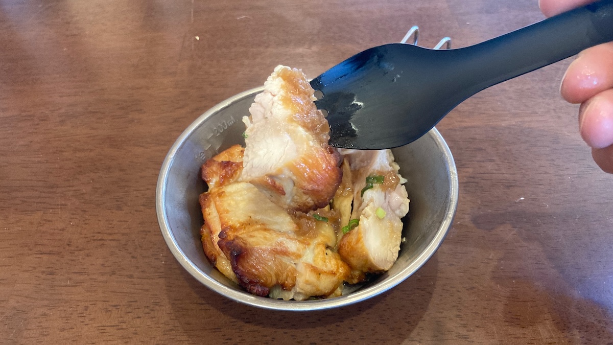 HOVERLIGHT SPORKでチキンソテーを食べる