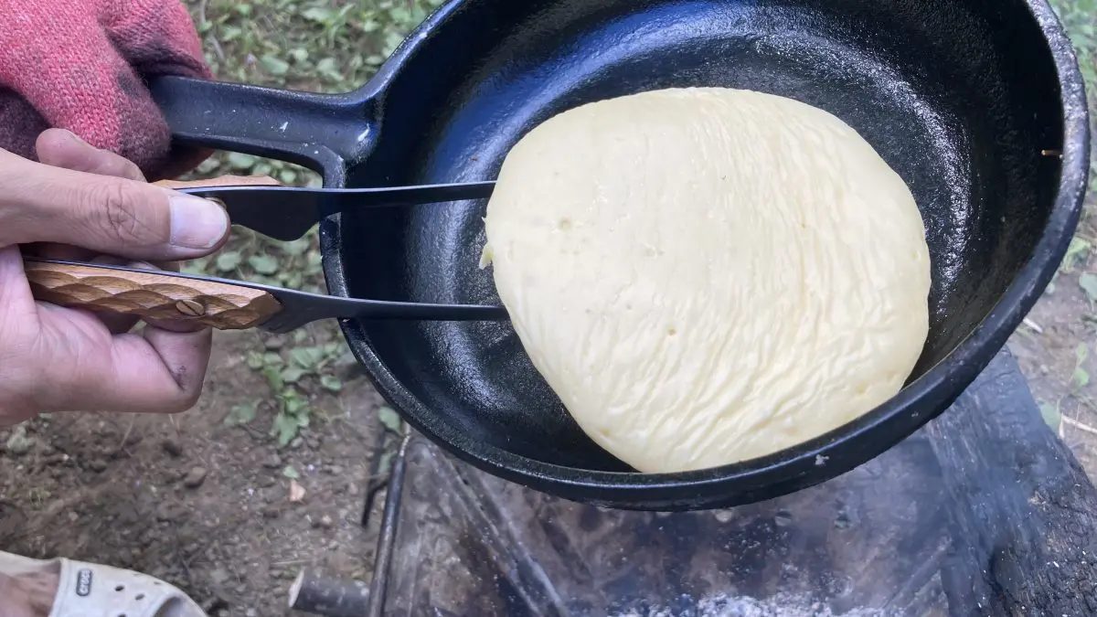 トングでホットケーキを作る様子