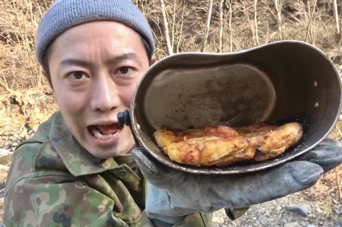 炊飯だけが特技じゃない！そら豆型“飯盒”でうまいピザが焼ける【自衛隊出身芸人トッカグン小野寺の極上サバイバル飯 VOL.3】