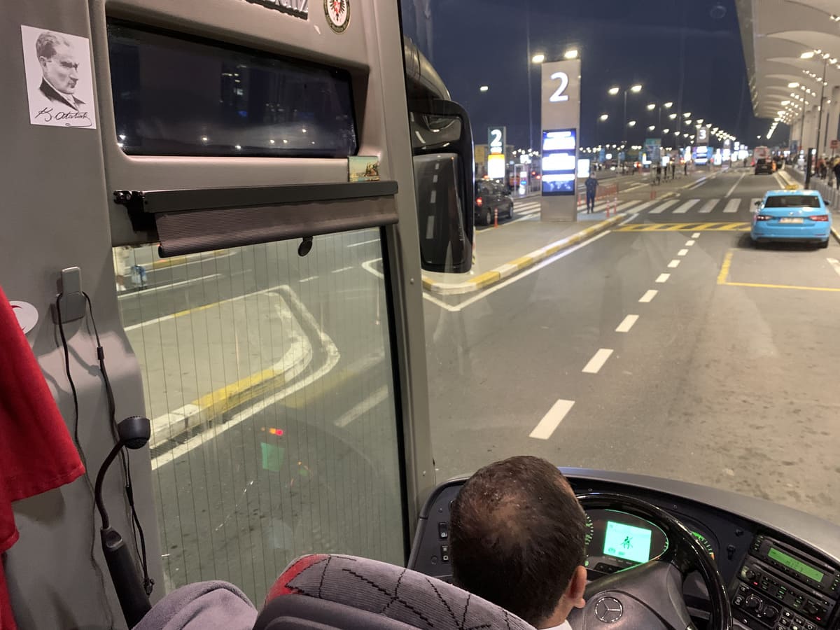 バスの運転席に貼られたアタテュルク肖像