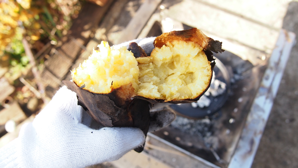 焚き火で焼いた芋