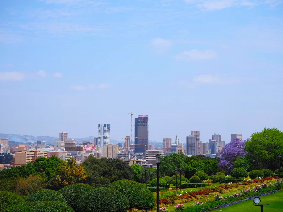 南アフリカの首都、プレトリアの街。高層ビルが並びます。