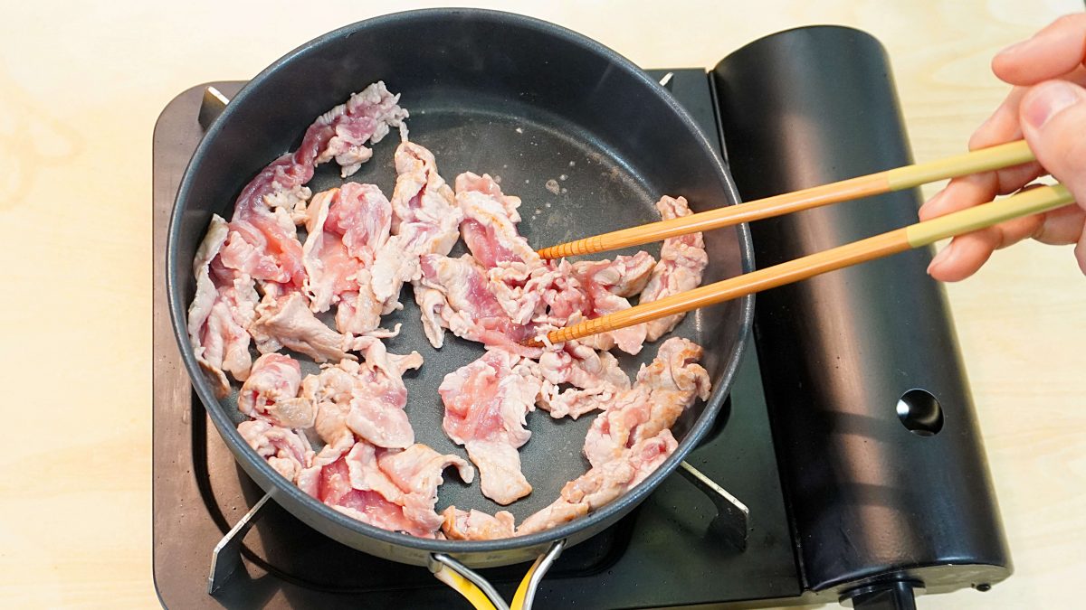豚こま切れ肉を炒める
