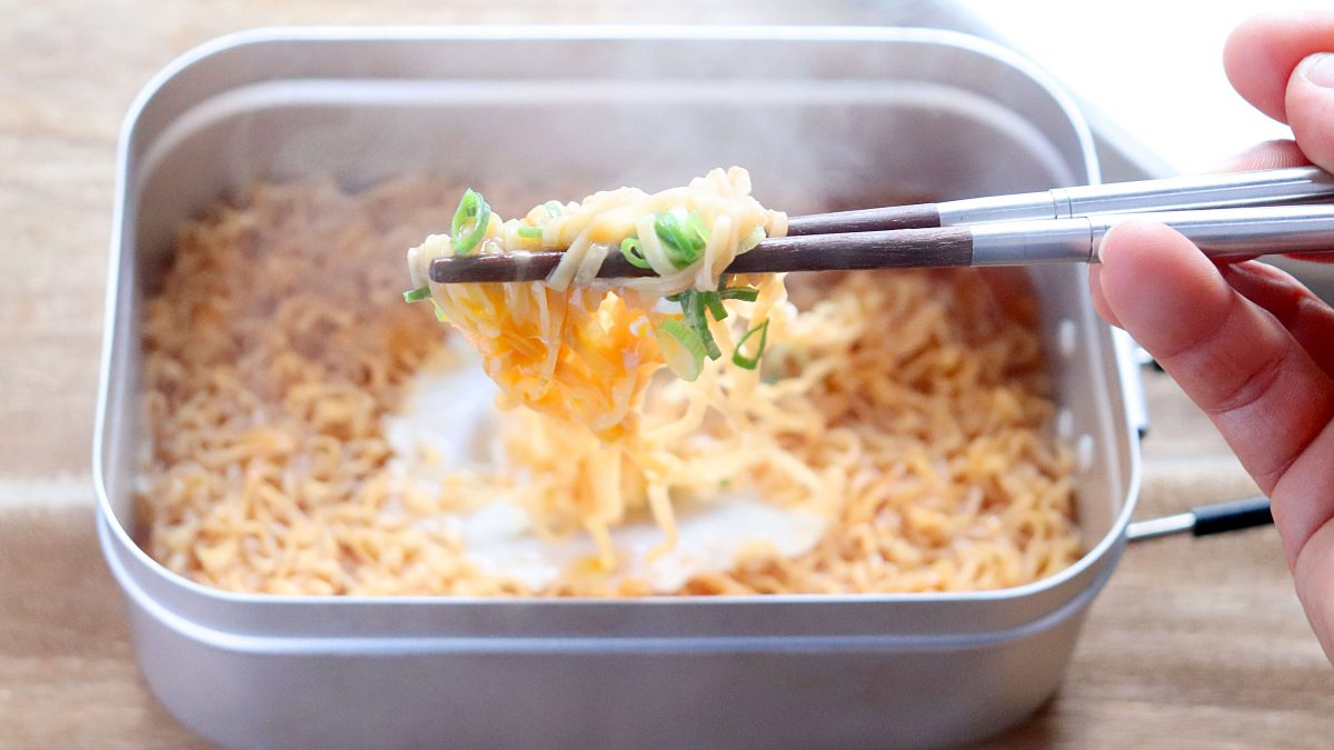 煮込んで作るしろたまチキンラーメン