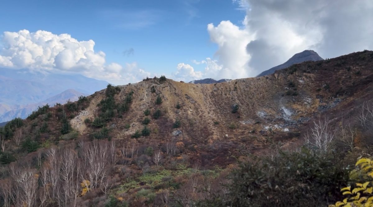 山腹から小規模の噴煙