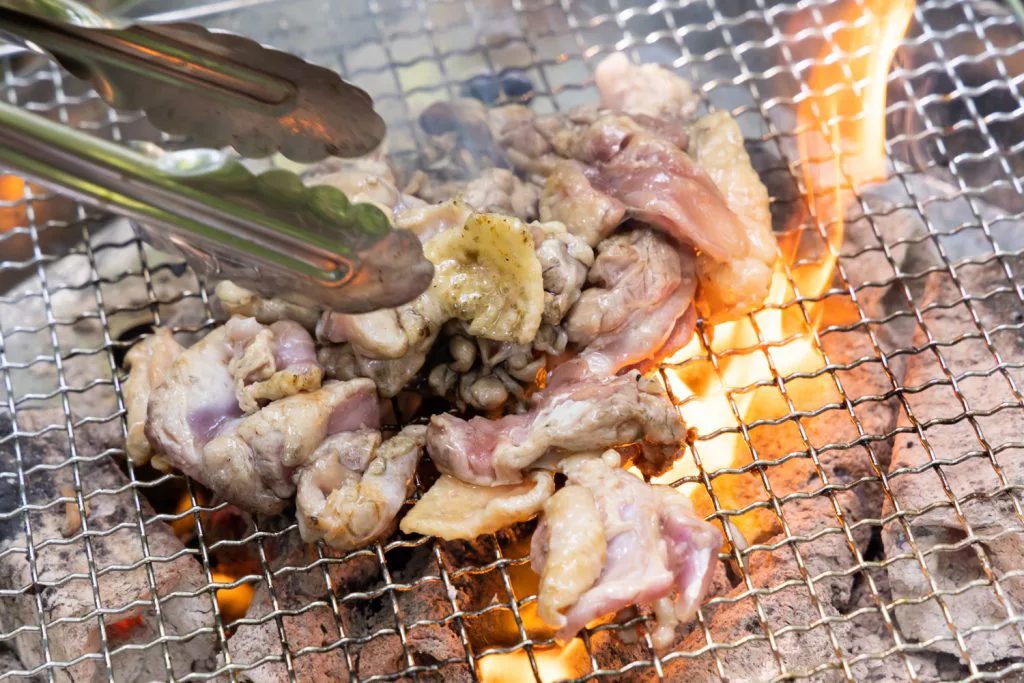 網でチキンを焼く様子