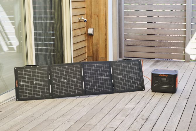 人気の両面発電ソーラーパネル「Jackery SolarSaga 100」が使いやすいサイズに進化してるっ