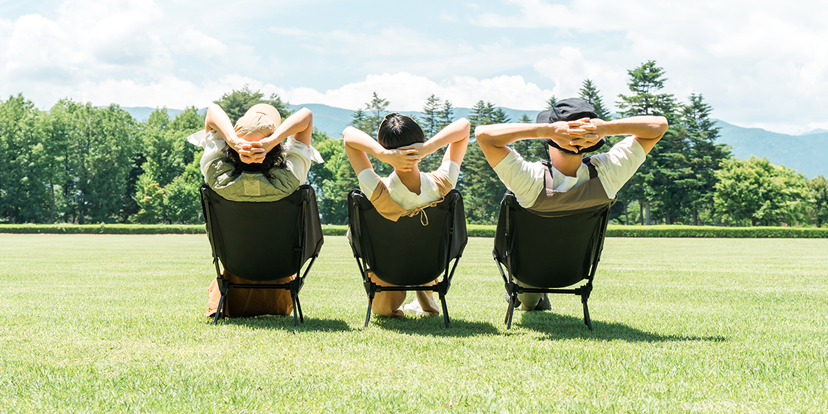 リクライニングできるアウトドアチェア8選！フットレスト付きも紹介