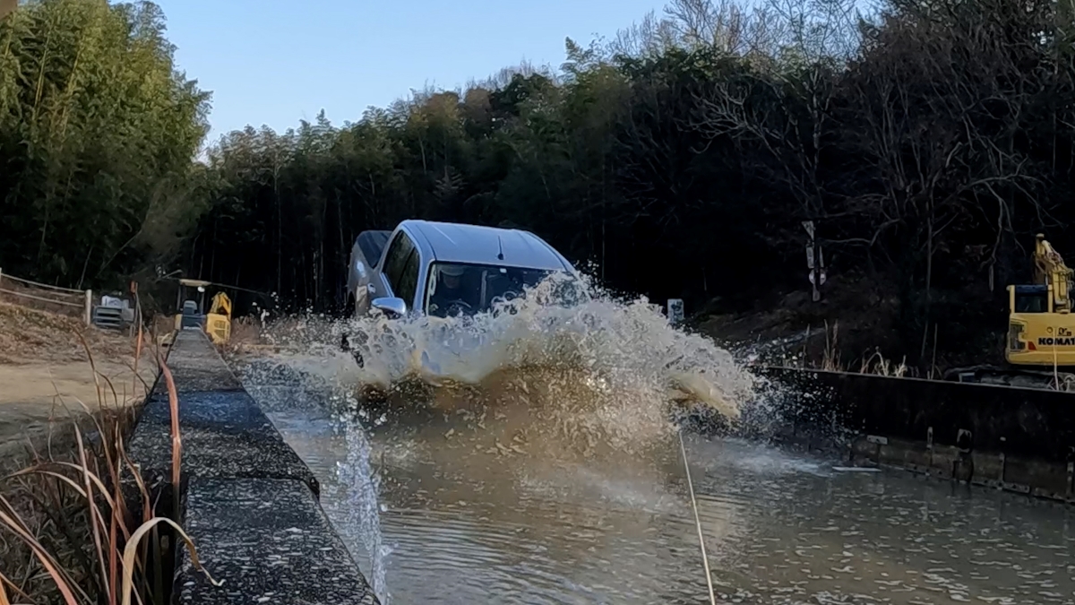 水たまりに突入