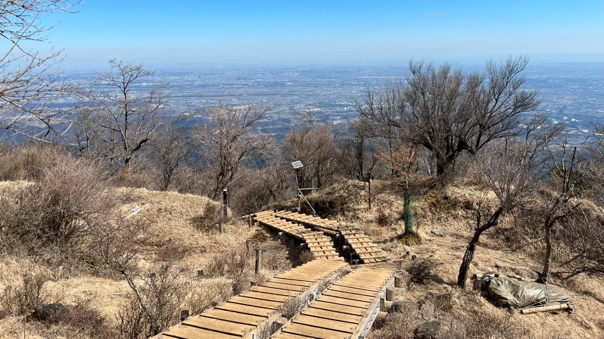 山頂の景色と木道