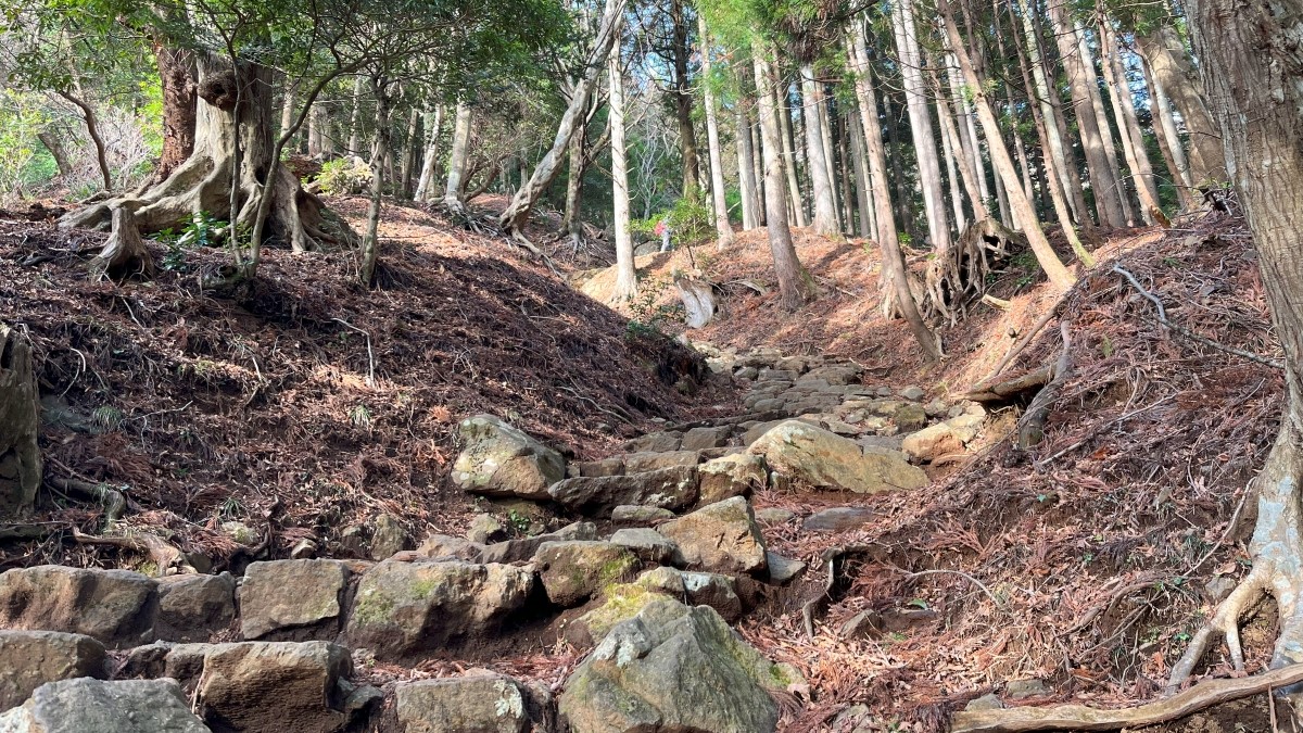 石を積んだ山道