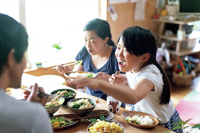 家族でご飯を食べる様子