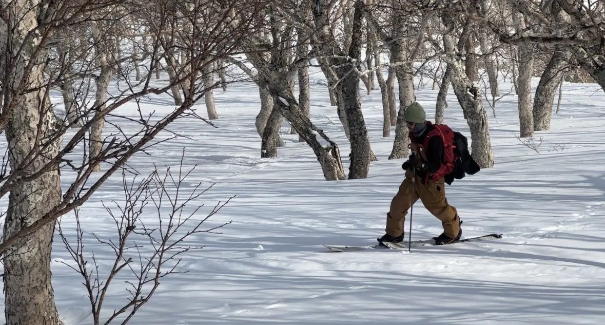 雪の中を歩く人