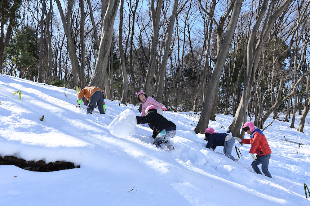 雪山を登る子供たち