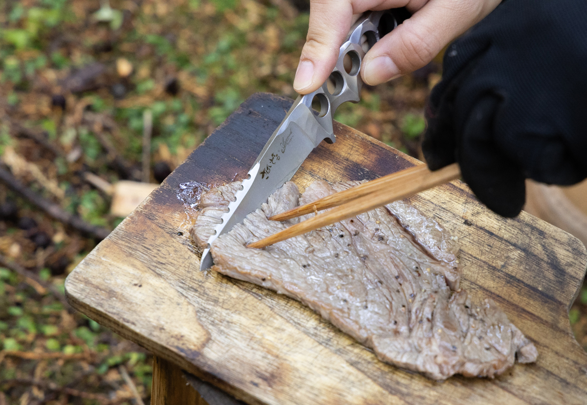 肉を切る様子