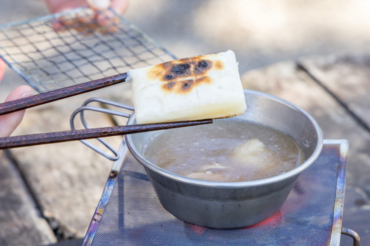 焼いたおもちを温めただしに入れる