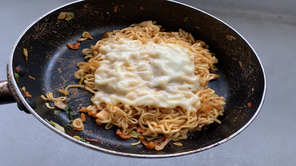 辛ラーメンを焼きそばにアレンジ