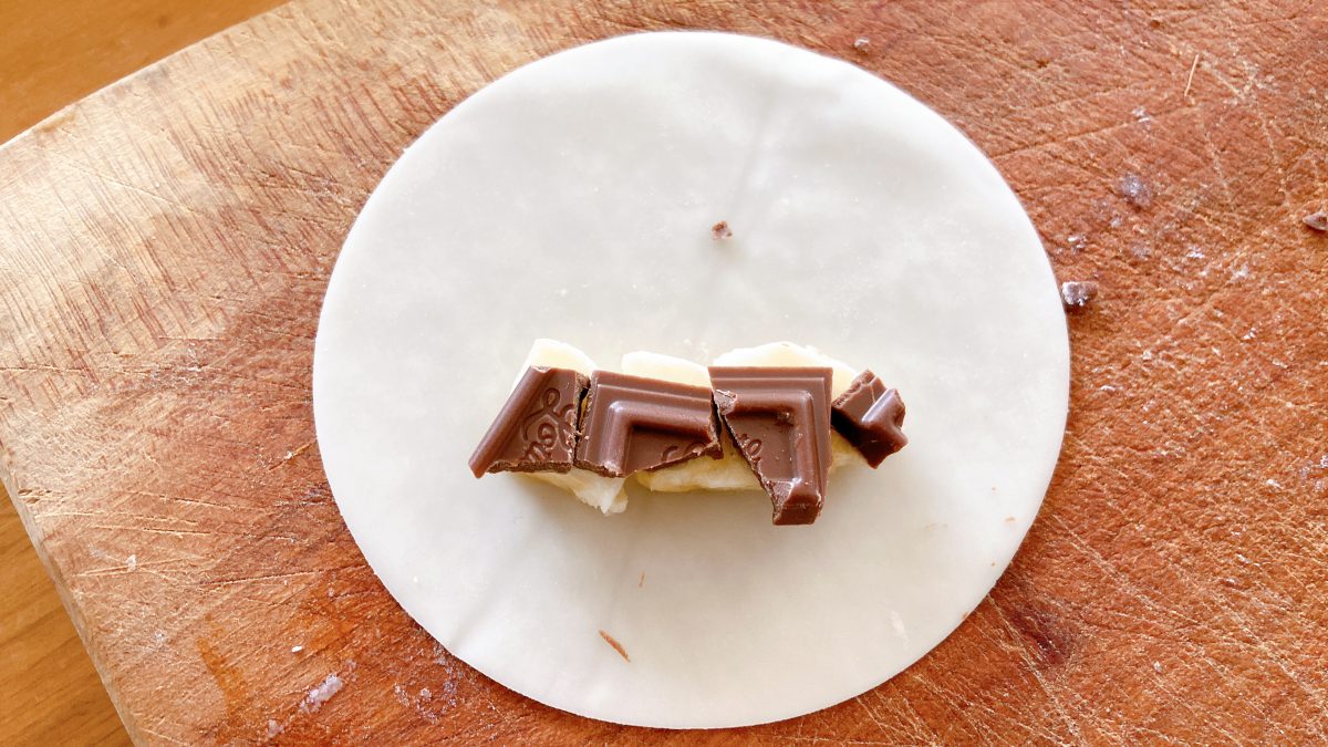 餃子の皮にチョコとバナナをのせた様子