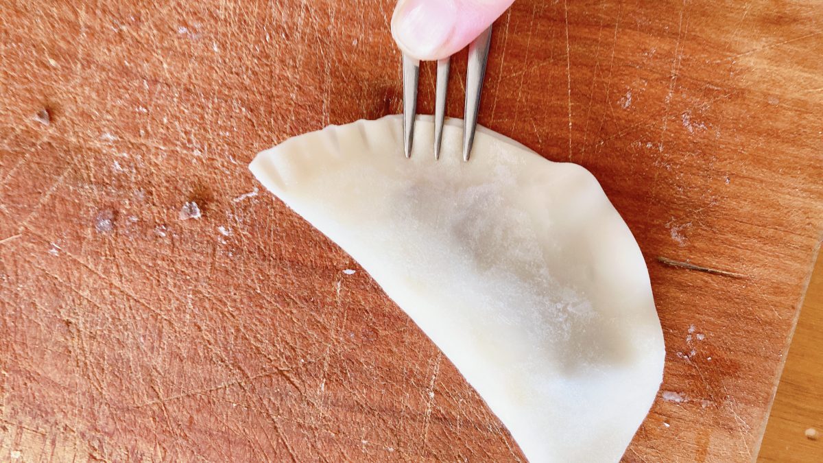 餃子の皮の縁をフォークで抑える