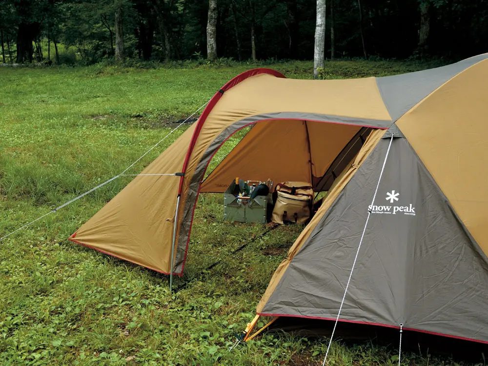 芝生に設置したテント