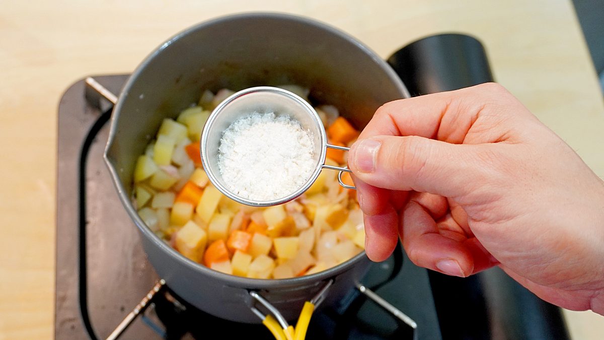 薄力粉を加えて炒める