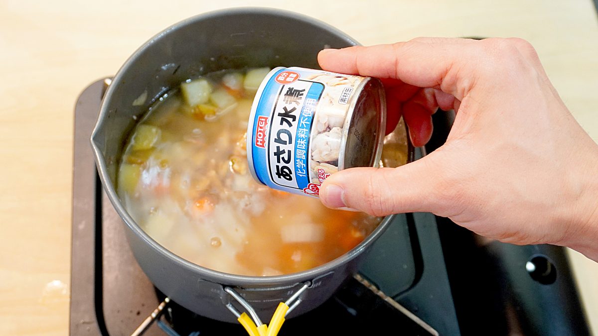 調味料とあさり水煮缶を加える