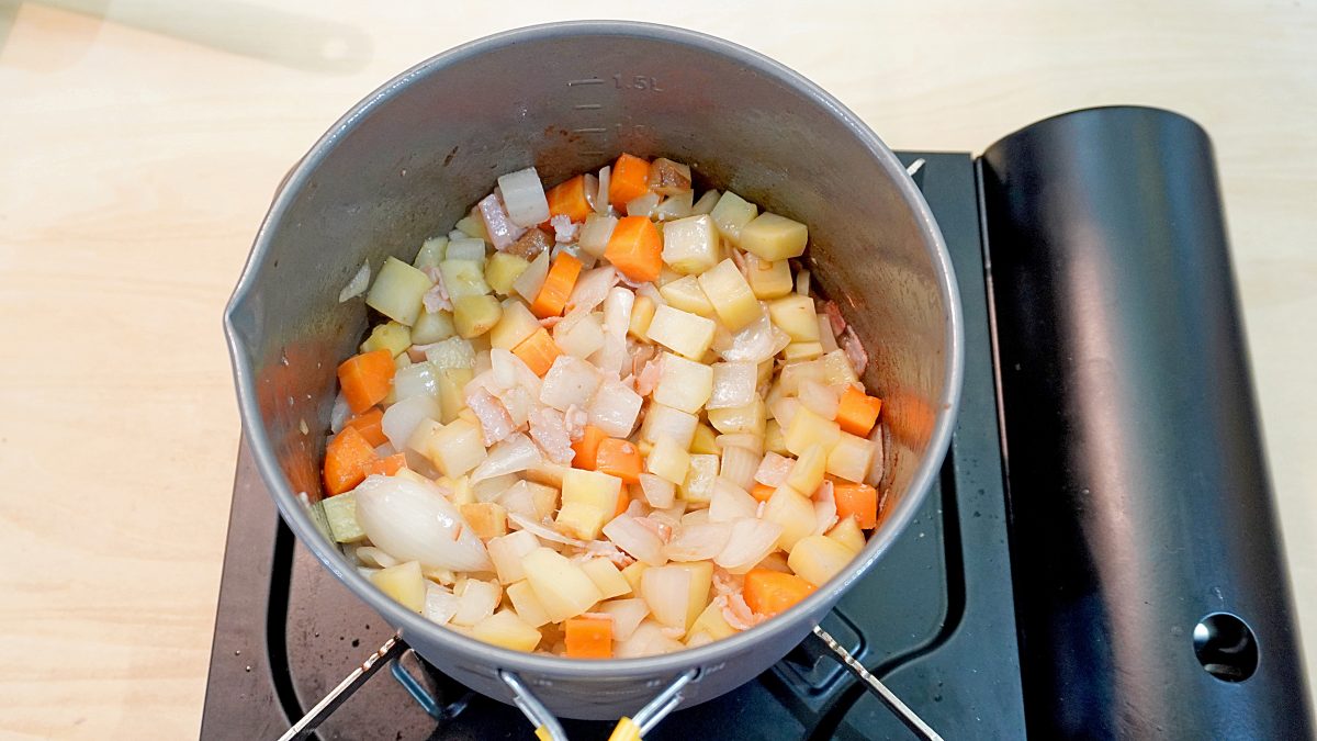 野菜とハーフベーコンを炒める