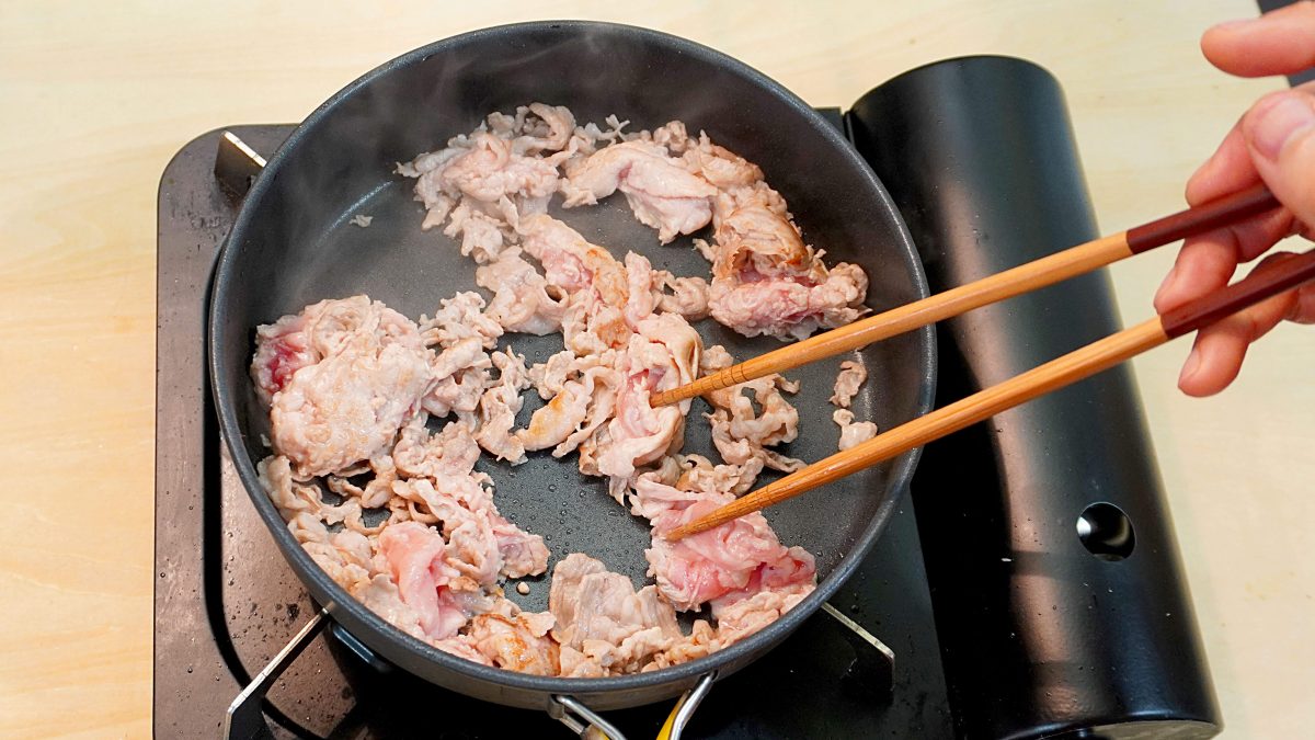 フライパンで豚こま切れ肉を炒める
