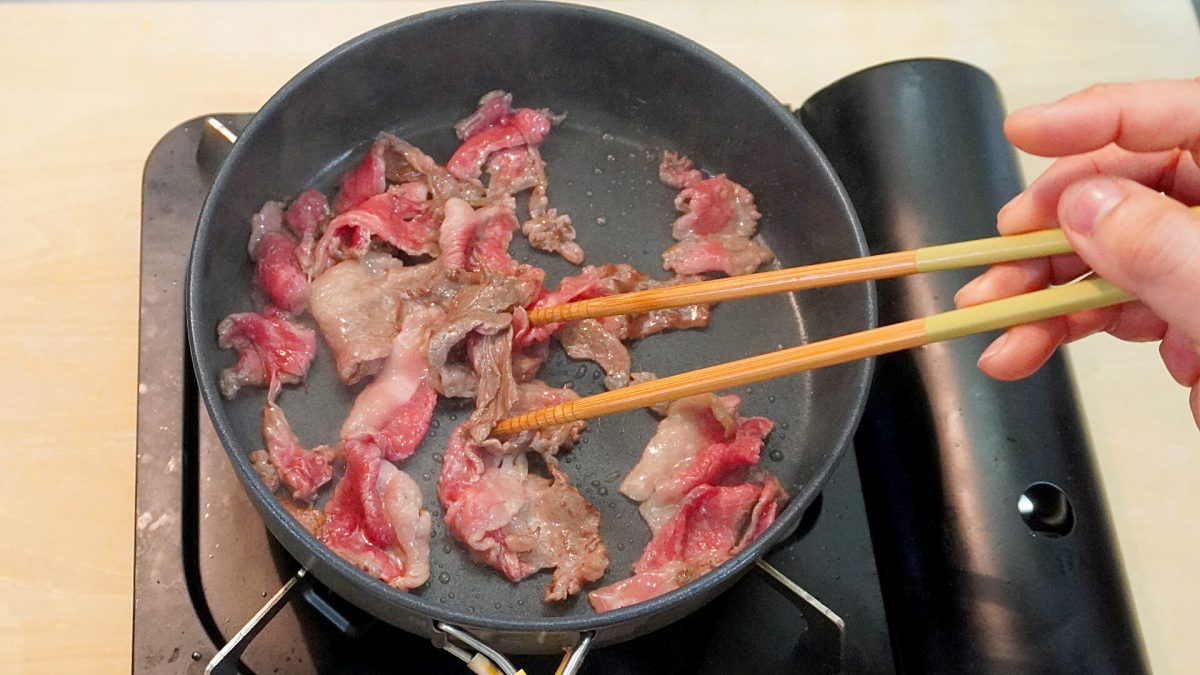 牛こま切れ肉を炒める