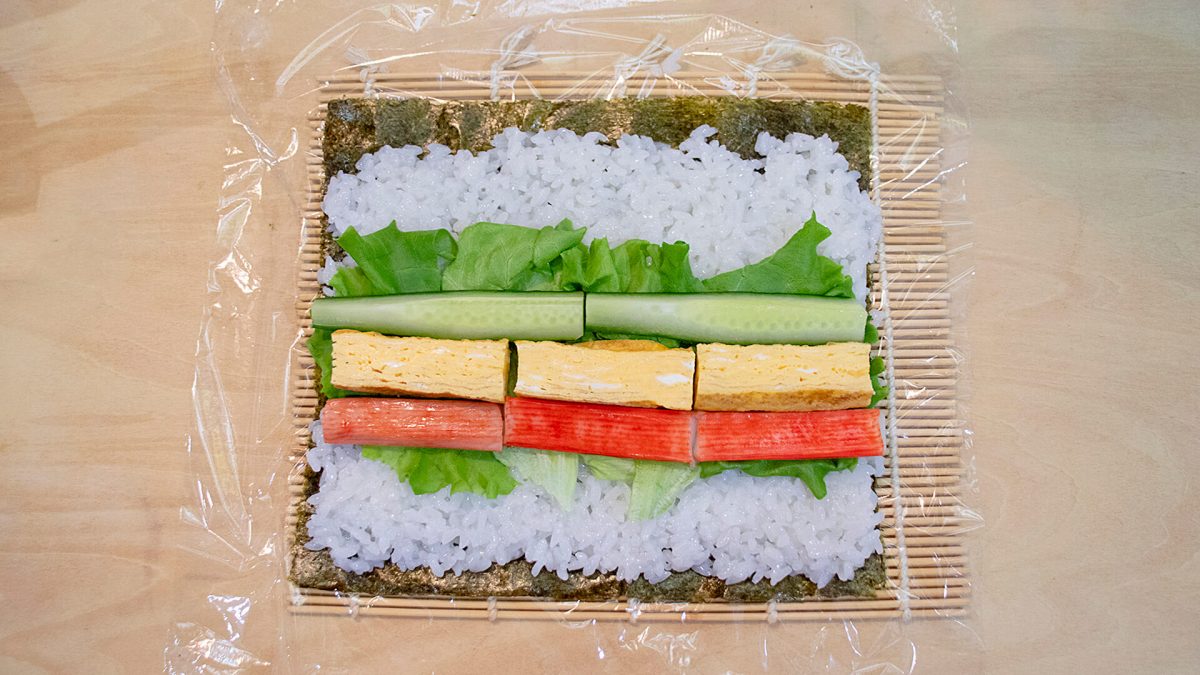 すし飯の上に具材を並べる