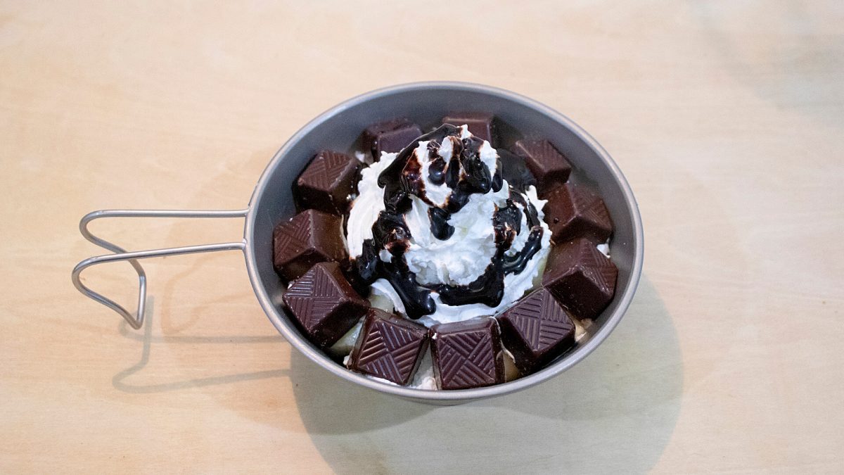 生クリームとチョコレートソースを盛り付ける