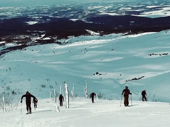 雪山を登る人々